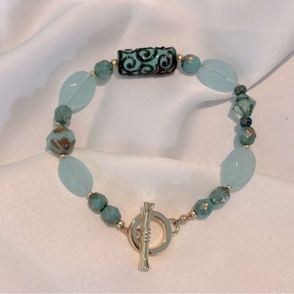 Elegant Turquoise and Gold Beaded Bracelet